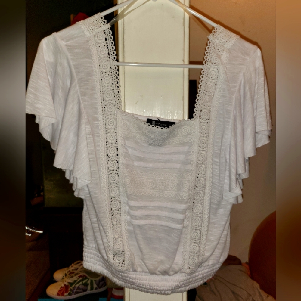 Cute Junior top. Romantic lace, fluttery sleeves. All white color size Small